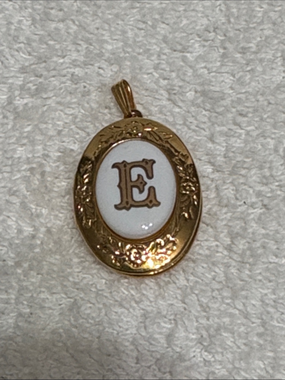 Vintage Gold Oval Initial 'E' Pendant Necklace Charm.